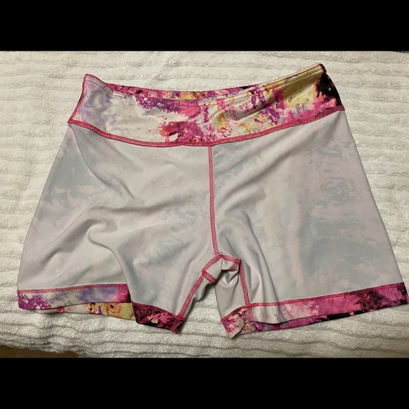 Woman’s exercise shorts - Picture 3 of 6